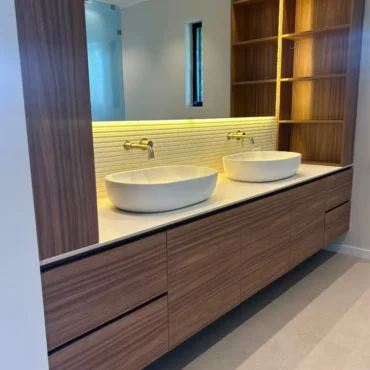 Diseño e instalación de mueble con lavamanos dobles, gavetas con herraje de primera calidad