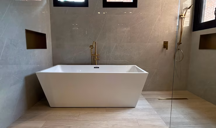Diseño y acabados en baño principal residencial Remodelación de baño moderno con tina independiente, revestimientos de alta gama y mampara de cristal templado