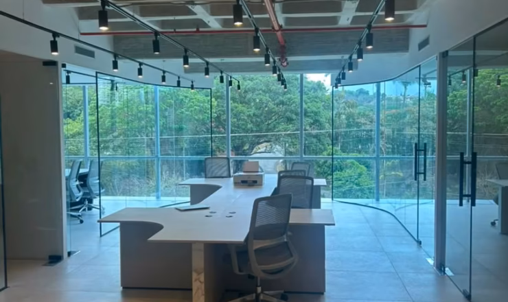 Diseño y espacios en oficina corporativa abierta Remodelación y acabados en espacio de oficinas corporativas con estilo industrial y mamparas de vidrio