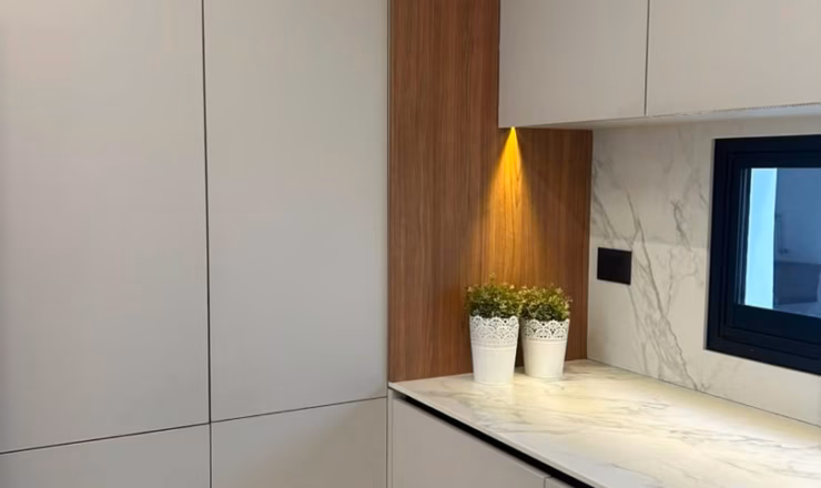 Diseño y carpintería a medida en cocina moderna Diseño de cocina moderna con carpintería a medida en proyecto residencial terminado