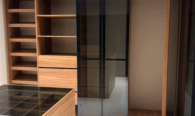 Diseño y fabricación de carpintería a medida en vestidor moderno de alta gama
