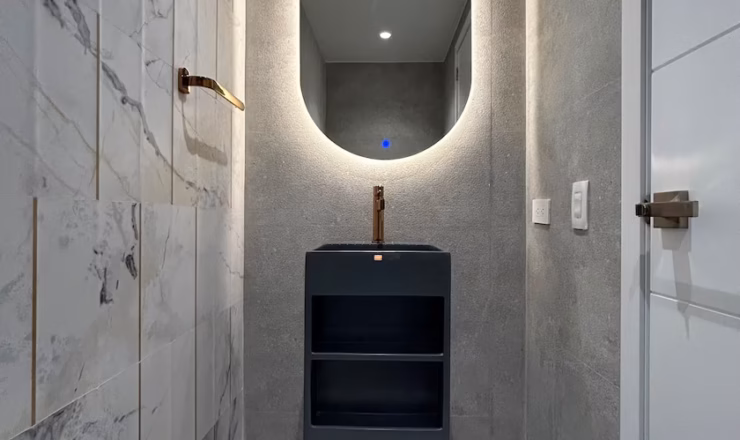 Detalle de grifería, revestimientos y mobiliario en baño ejecutado por la constructora