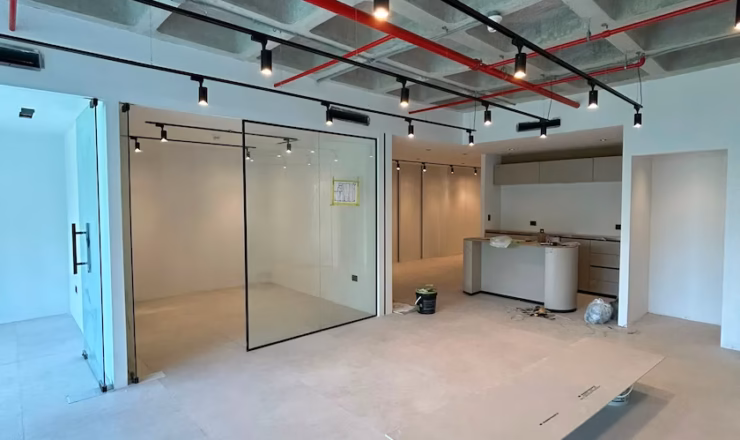Instalaciones expuestas y distribución interior en proyecto comercial durante su ejecución